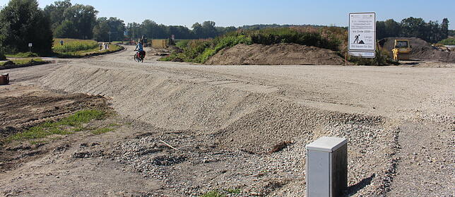 Bild 2: Neue Straßenführung und glänzender Asphalt: So sieht es inzwischen auf der B 31 zwischen Fischbach und Immenstaad aus