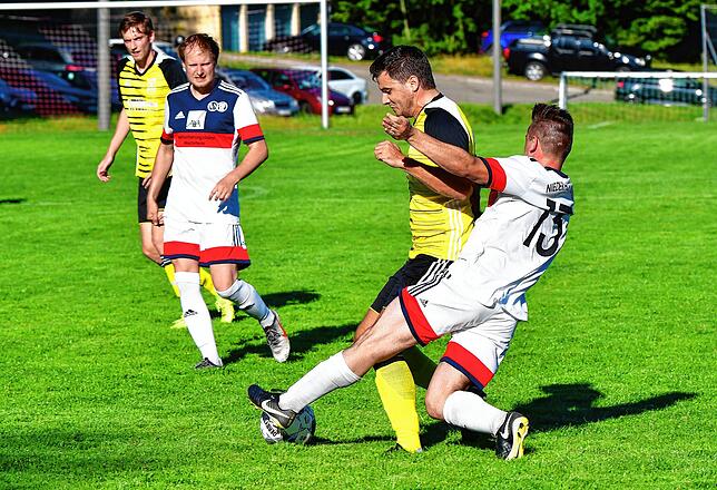 Bild 3: SV Eichsel dreht binnen drei Minuten das Spiel im Rothaus-Bezirkspokal zum 4:3-Sieg bei der SG Niederhof-Binzgen &ndash; und wir haben Bilder!