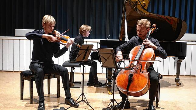 Ins Spiel versunken: Das Arcon Trio (von links) mit David Marquard, Violine, Julius Asal, Klavier und Janis Marquard, Violoncello.