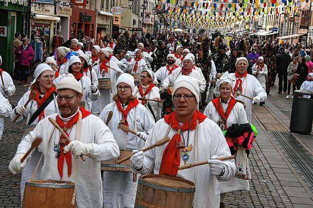 Fasnacht ganz ohne Einschränkung: Die Geltentrommler ziehen durch die Waldshuter Kaiserstraße.