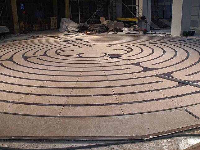 So weit ist die Verlegung des Labyrinths bereits fortgeschritten.
