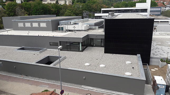 Quaderförmiger Foyer-Anbau: Blick auf die Stadthalle von der östlichen Seite während der Sanierung.