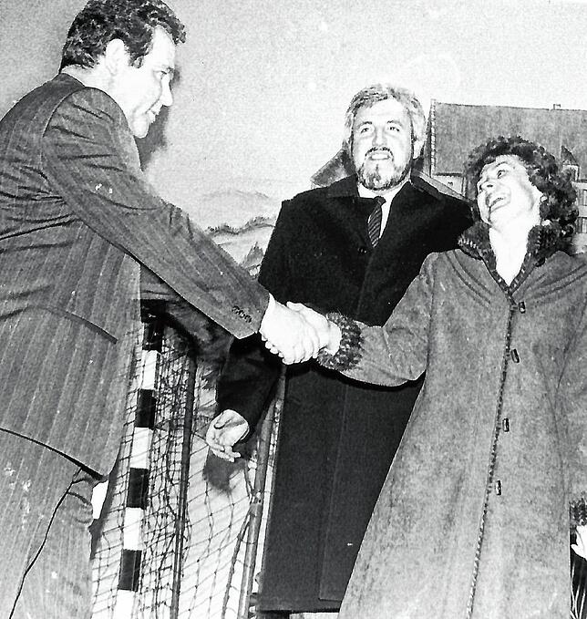 Der scheidende Bürgermeister Moser gratuliert Hans Veit und seiner Frau am 15. März 1988.