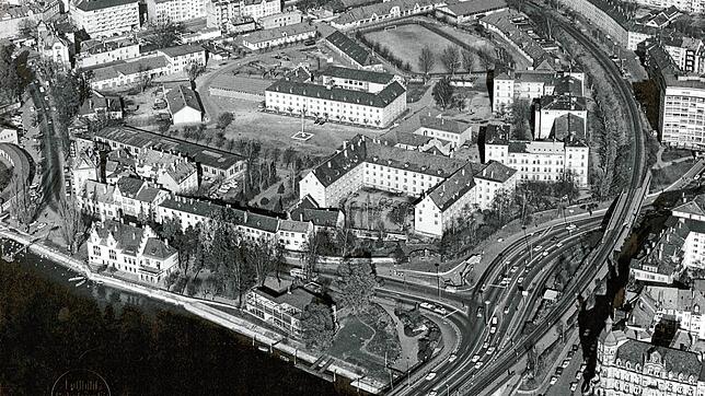Ein Luftbild Ende der 1970er: Rechts das Mannschaftsgebäude (Polizei), links davor das Konventgebäude (Museum, Stadtarchiv), mittig der ...