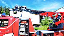 Die Feuerwehr setzt zur Brandbekämpfung die Drehleiter ein.