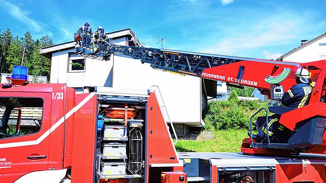 Die Feuerwehr setzt zur Brandbekämpfung die Drehleiter ein.