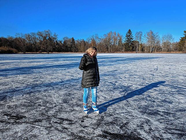 Antje Schmidt geht seit ihrer Kindheit auf der Eiswiese Schlittschuhlaufen.
