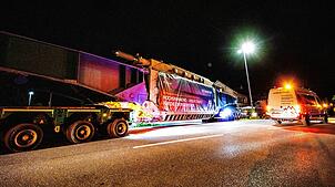 200 Tonnen schwer, über 10 Meter lang und 4,6 Meter hoch: In der Nacht von Dienstag auf Mittwoch rollte dieser Schwertransport durch den ...