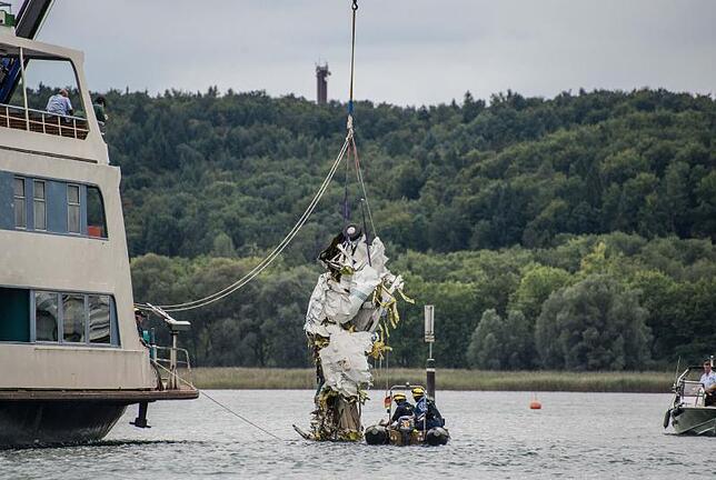 August 2017: Trümmer einer Piper werden aus dem Bodensee gezogen.