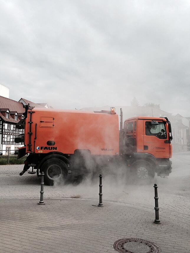 Die Kehrmaschine fährt Schritttempo im eigenen Staub, der Motor erhitzt sich. Maximale Belastung.