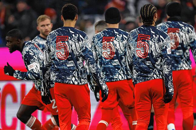 Auch die Bayern-Spieler setzen beim Aufwärmen vor der Partie gegen Hoffenheim ein Zeichen und tragen Shirts mit Beckenbauers Nummer 5 ...