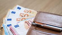 Unterstützung in schwierigen Zeiten: In Deutschland können Bürgergeld oder Arbeitslosengeld finanzielle Not lindern.