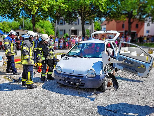 Bild 13: Alle Bilder von der Schauübung mit vielen Besuchern (Teil 1)
