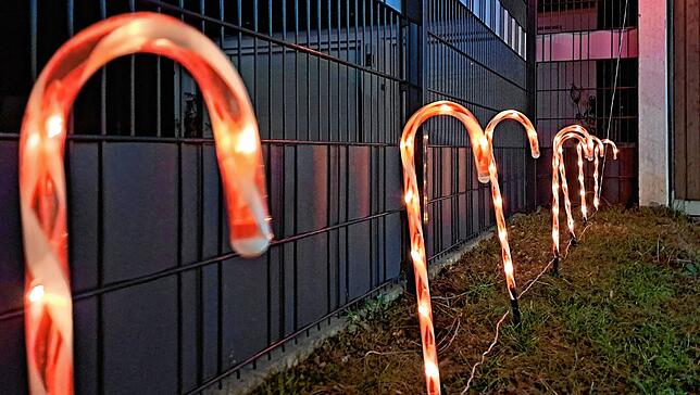 Funkelnde Zuckerstangen weisen den Weg zur Garage.