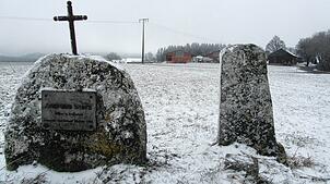 Der Gedenkstein (links) erinnert an den an dieser Stelle am 26. April 1794 ermordeten Müller Andreas Storz aus Rosenfeld. Daneben steht ...