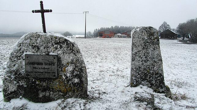 Der Gedenkstein (links) erinnert an den an dieser Stelle am 26. April 1794 ermordeten Müller Andreas Storz aus Rosenfeld. Daneben steht ...