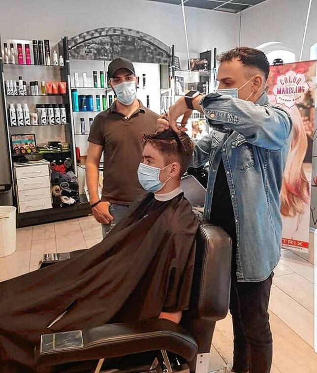 Im modern hair wird weiter gearbeitet – das Bild entstand vor der FFP2-Maskenpflicht.