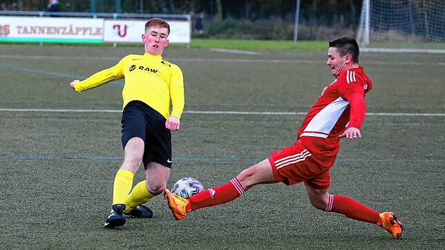 Umkämpft, aber fair war das Duell zwischen Hölzlebruck (Michael Schübel, links) und dem SV Hinterzarten (Kevin Steinert). Hölzlerbruck ...