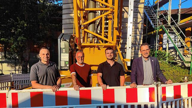 Baustart für die Sanierung der Herrischrieder Eissporthalle (von links): Markus Berger von KSL Ingenieure, Betriebsleiter Hubert Matt, ...