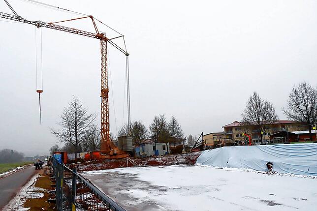 Über dem früheren Patientenparkplatz auf der Baustelle bei der Nachsorgeklinik Tannheim ragt seit wenigen Wochen ein Kran in die Höhe. ...