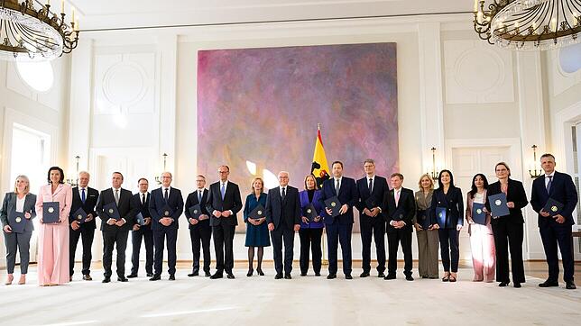 Bundespräsident Frank-Walter Steinmeier hat den neuen Bundeskanzler und die neuen Bundesminister und -ministerinnen ernannt.