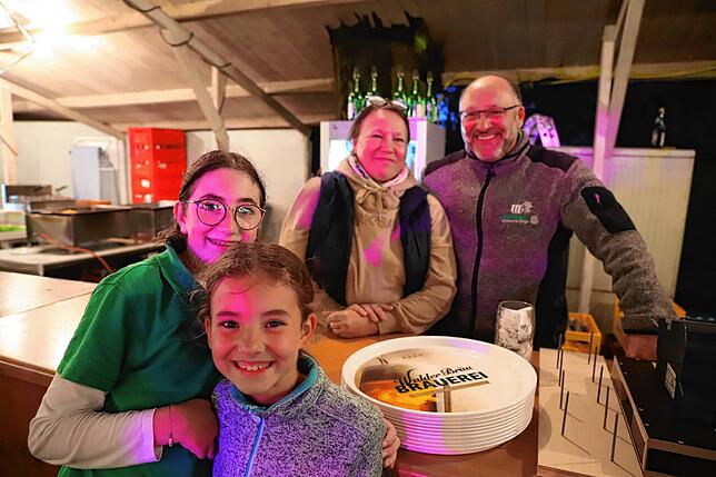 Bild 32: Gute Stimmung trotz schlechtem Wetter auf dem Ostracher Eichbühlfest