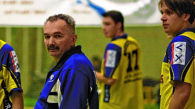 Adolf Frombach bei einem Spiel in der altehrwürdigen Rheinguthalle. Rechts Daniel Eblen, der ihn 2005 als Trainer der HSG Konstanz ablöste.