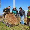 Peter Heckler (v.l.), Willi und Roswitha Braunbarth und Jan Becker mit dem neuen Nest. Sie hoffen, dass das Luxusmodell alle Wünsche ...