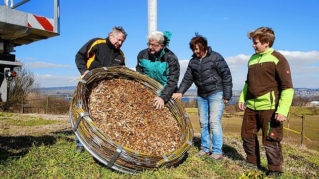 Peter Heckler (v.l.), Willi und Roswitha Braunbarth und Jan Becker mit dem neuen Nest. Sie hoffen, dass das Luxusmodell alle Wünsche ...