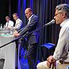 Auf dem SÜDKURIER-Podium im Kulturzentrum Gems (von links): Herausforderer Helmut Happe, Moderator Stephan Freißmann, Leiter der ...