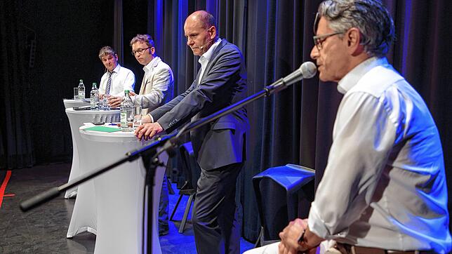 Auf dem SÜDKURIER-Podium im Kulturzentrum Gems (von links): Herausforderer Helmut Happe, Moderator Stephan Freißmann, Leiter der ...