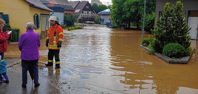 Kein Durchkommen gab es in Kommingen. Ein Feuerwehrmann im Gespräch mit Anwohnern.
