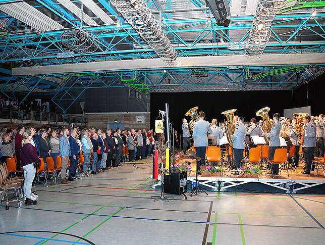Bild 30: Volle Zuschauerreihen und gute Laune: Bilder vom Benefizkonzert mit dem Heeresmusikcorps