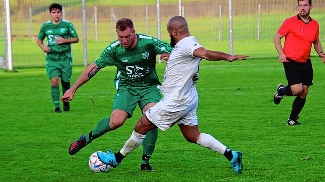 Im Hinspiel gewann Südstern Singen (rechts Atef Arfaoui) beim TSV Aach-Linz um Torjäger Erik Dukart mit 6:3.