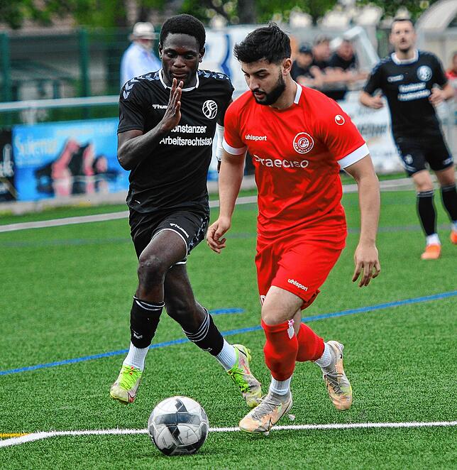 Lewis Antebe setzt Bad Dürrheims Ioannis Tryfon (rotes Trikot) unter Druck. Das Pressing der Gäste war einer von vielen Erfolgsfaktoren, ...