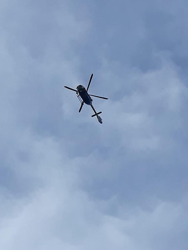 Mit einer Wärmebildkamera spürt ein Polizeihubschrauber aus Stuttgart glimmende Stellen im Wald auf. Die Informationen werden digital an ...