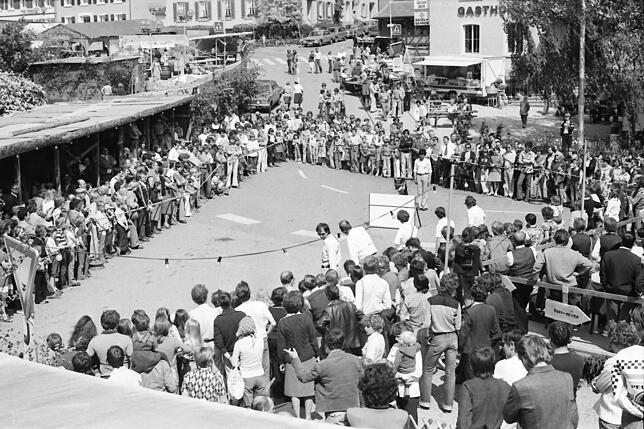 Bereits 1977 wird der Rathausplatz für Aufführungen der Verein genutzt.