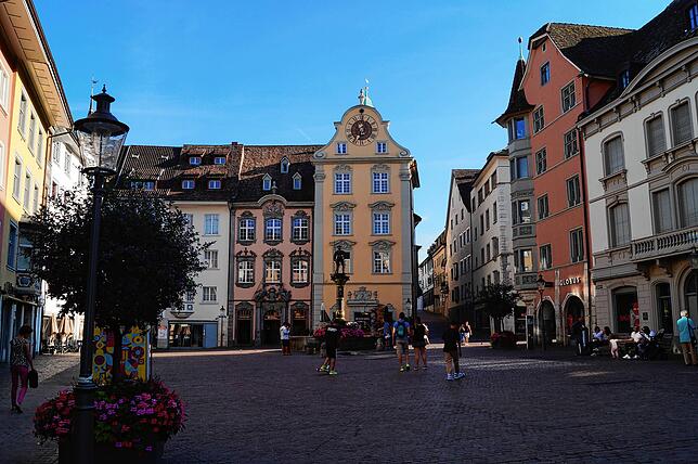 Die mittelalterliche Altstadt Schaffhausens ist schon wegen der Häusermalereien, der vielen Erker und der kreativen Häusernamen ein ...
