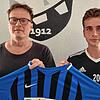 Zurück beim Heimatverein: Peter Eckert (links) aus dem Spielausschuss der SG FC Wehr-Brennet begrüßt Neuzugang Alessio Tenhibben, der ...