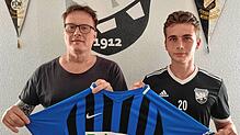 Zurück beim Heimatverein: Peter Eckert (links) aus dem Spielausschuss der SG FC Wehr-Brennet begrüßt Neuzugang Alessio Tenhibben, der ...