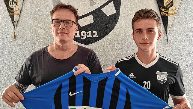 Zurück beim Heimatverein: Peter Eckert (links) aus dem Spielausschuss der SG FC Wehr-Brennet begrüßt Neuzugang Alessio Tenhibben, der ...