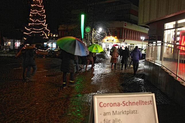 Die „Corona-Spaziergänger“ liefen kreuz und quer durch die Stadt – auch über den Marktplatz.