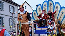 Auf dem Prinzenwagen fährt Axel Töbel mit den närrischen Hoheiten Lukas und Simone.