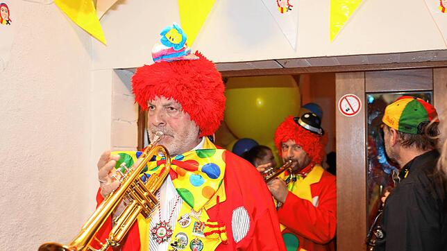 Bild 16: Glückwunsch! Fotos vom Jubelball zu Ehren der Lausbuben der Narrengemeinde Hofpeter
