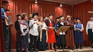Sie singen von früher und heute: der Pfadichor im katholischen Remigiushaus beim närrischen Abend der Pfarrgemeinde. Bild: Jacqueline Weiss