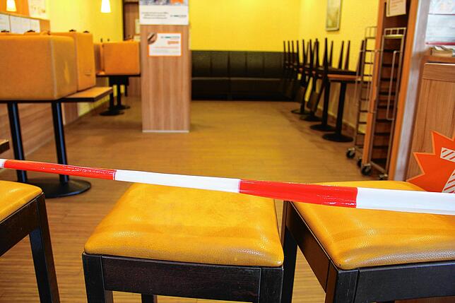 Trostlos: Das kleine Café bei der Bäckerei ist derzeit geschlossen.