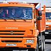Russlands Präsident Wladimir Putin (rechts) sitzt 2018 in einem Kamaz-Truck, der über die neu eröffnete Brücke auf die Halbinsel Krim ...