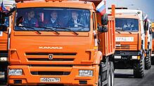 Russlands Präsident Wladimir Putin (rechts) sitzt 2018 in einem Kamaz-Truck, der über die neu eröffnete Brücke auf die Halbinsel Krim ...