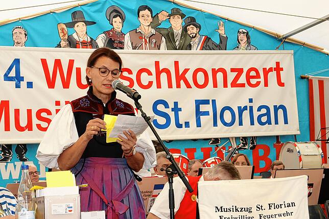 Auch die Bundestagsabgeordnete und Parlamentarische Staatssekretärin Rita Schwazelühr-Sutter trat ans Mikrofon, um den Titel ...
