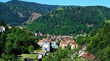 Blick vom Sulgen auf die Stadt Schramberg, oben auf dem Berg im Hintergrund die Burgruine Hohenschramberg. Die Luftqualität in der Stadt ...